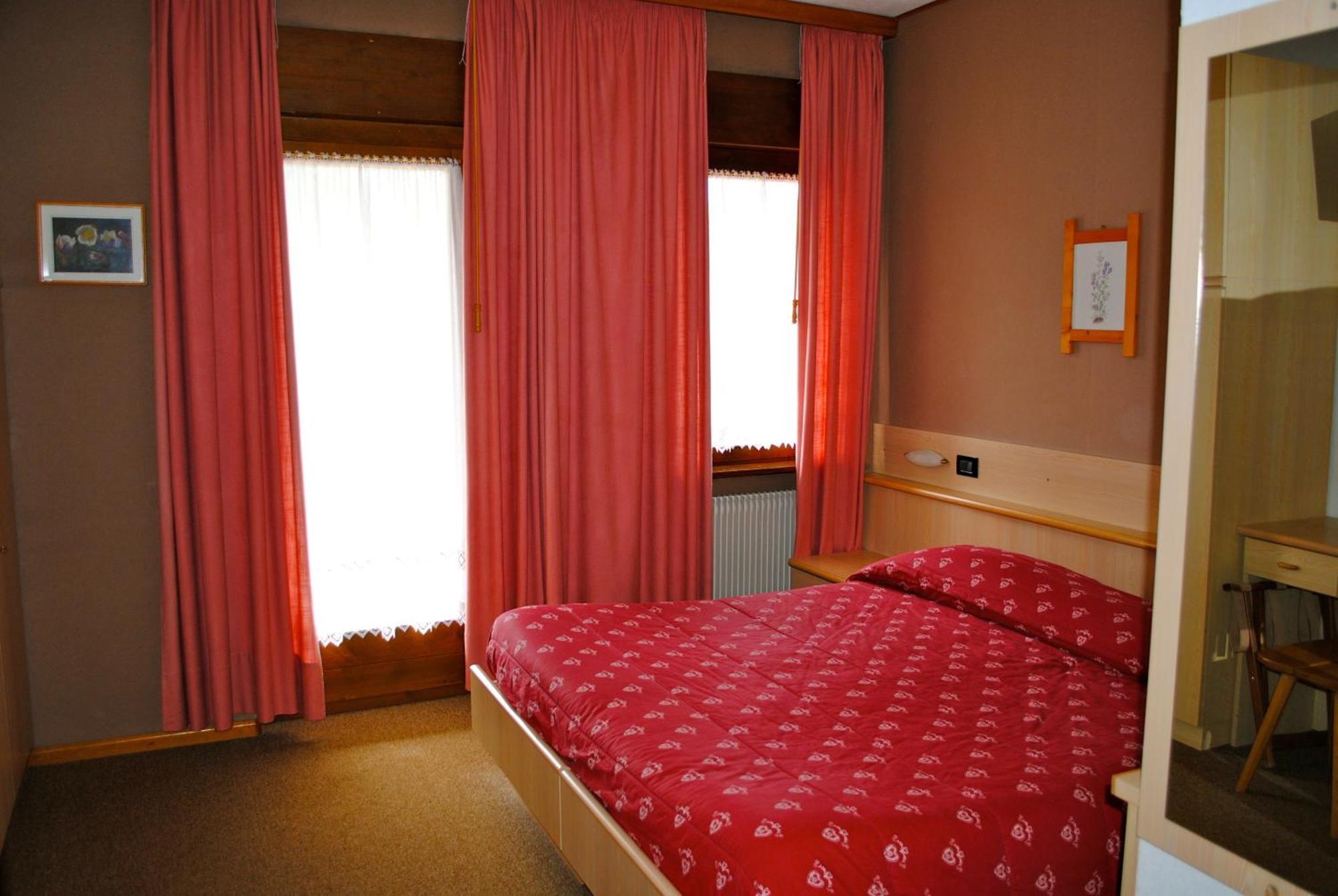 Albergo Venezia Passo Rolle Ruang foto