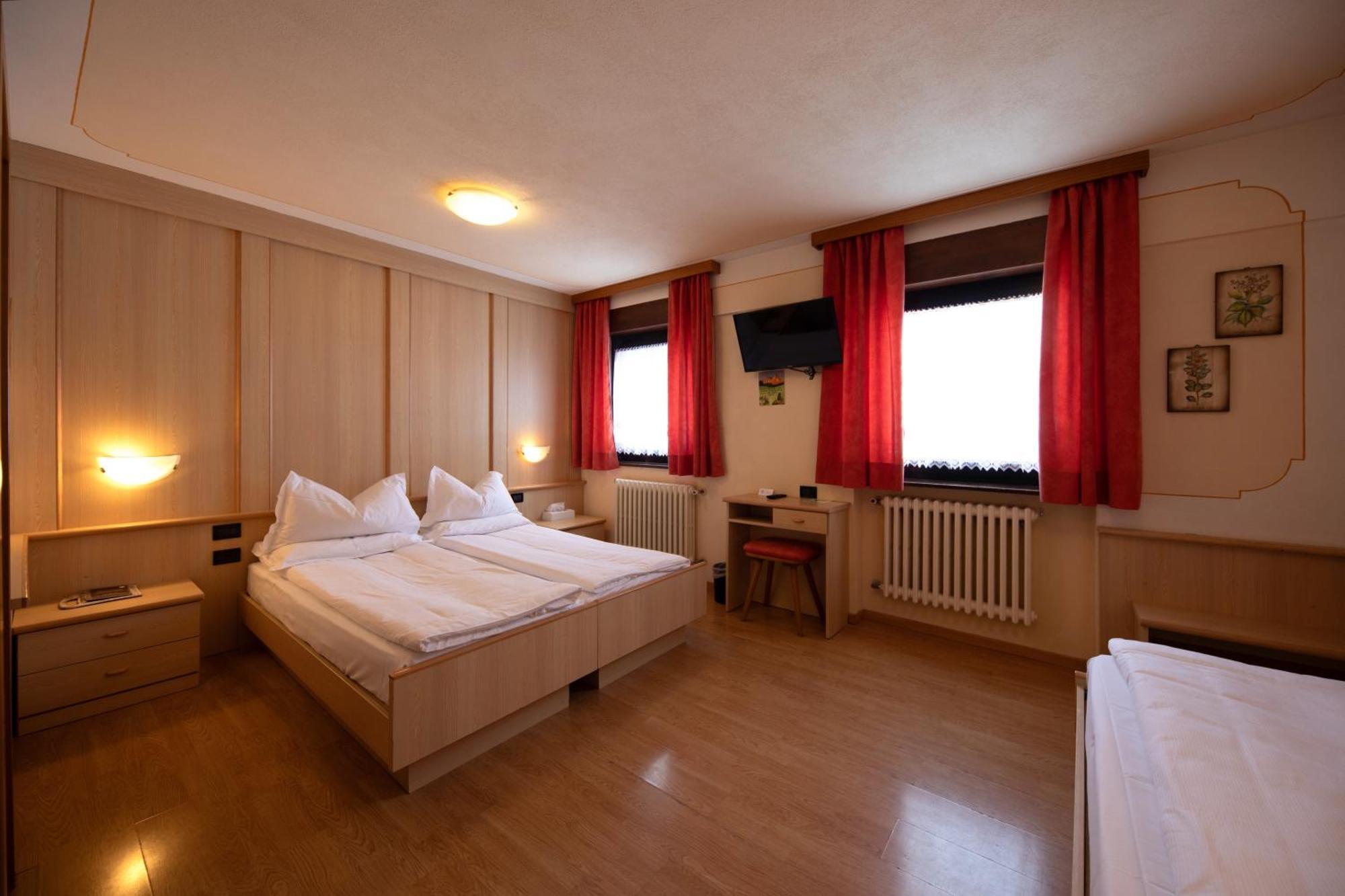 Albergo Venezia Passo Rolle Bagian luar foto