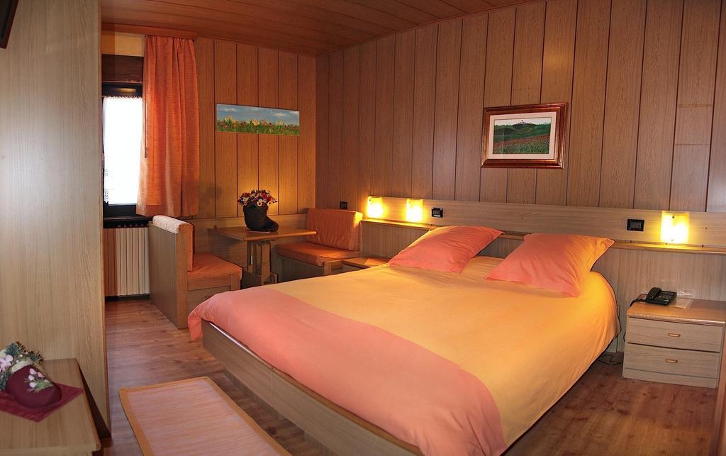Albergo Venezia Passo Rolle Ruang foto