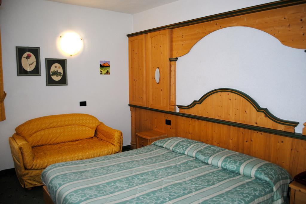 Albergo Venezia Passo Rolle Ruang foto