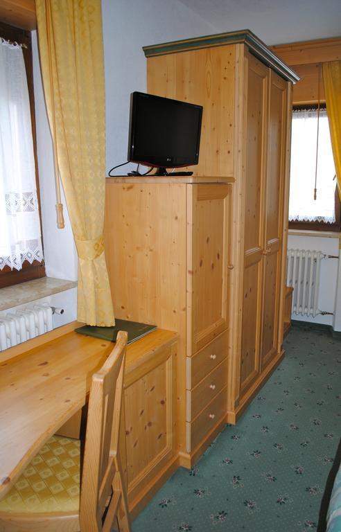 Albergo Venezia Passo Rolle Ruang foto