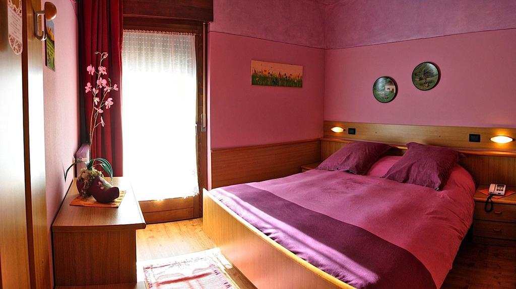 Albergo Venezia Passo Rolle Ruang foto